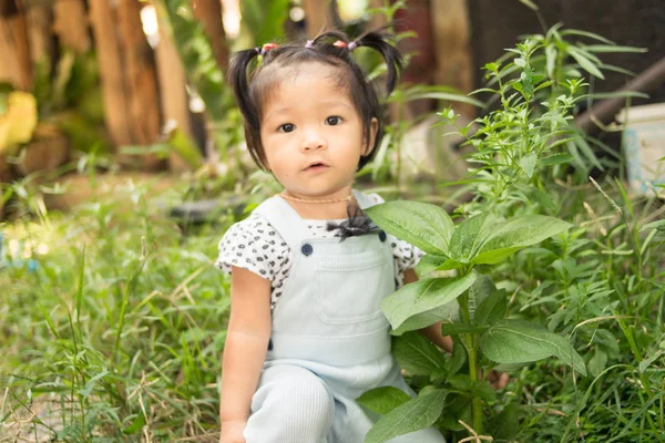 Азіатська Дівчинка Сидить Зеленому Парку — стокове фото