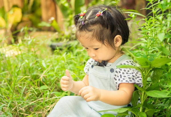 Yeşil Parkta Oturan Asya Bebek Kız — Stok fotoğraf