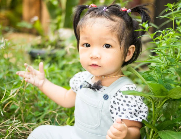 Yeşil Parkta Oturan Asya Bebek Kız — Stok fotoğraf