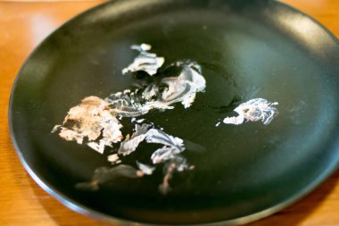 siyah çanak üzerinde kek kremi