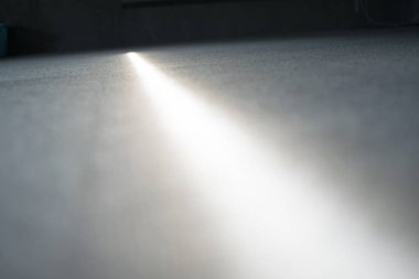 gri arka plan üzerinde güneş ışığı