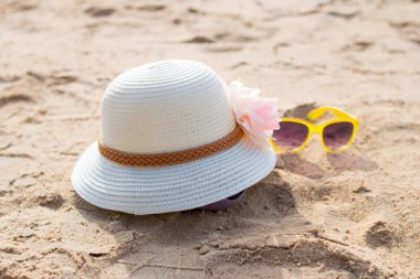 Saman-şapka, güneş gözlüğü ile plaj aksesuarları