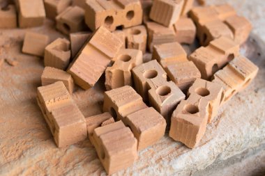 İnşaat yerinde kırmızı tuğla