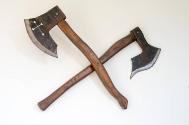 Beyaz arka planda iki eski balta