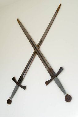 beyaz duvara iki eski kılıç