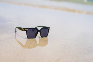 Deniz sahilde güneş gözlüğü