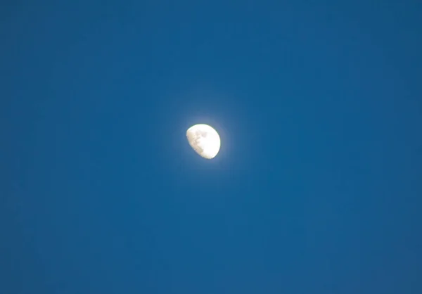 特写镜头在晴朗的蓝天上的半月亮 — 图库照片