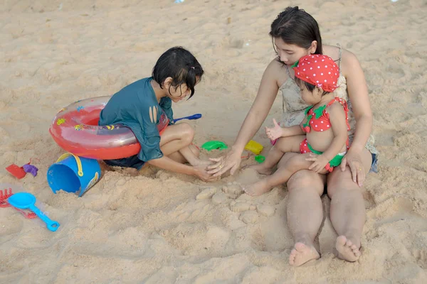 Щасливі Батьки Двома Дітьми Сидять Піску Біля Моря — стокове фото