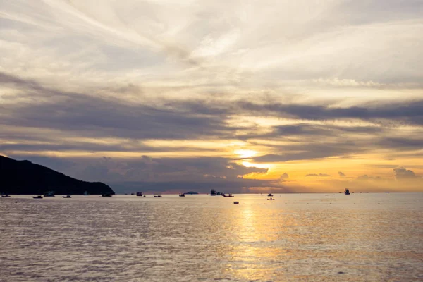 Dağ deniz plaj manzarası Tayland