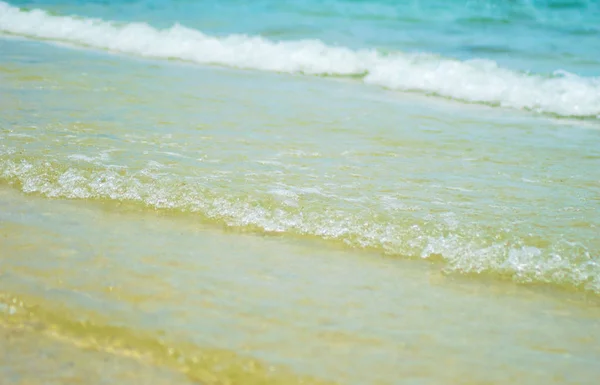海浪水与泡沫在沙滩上 — 图库照片