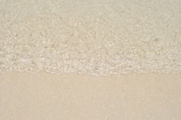 Morze Woda Fale Pęcherzyków Piaszczystej Plaży — Zdjęcie stockowe