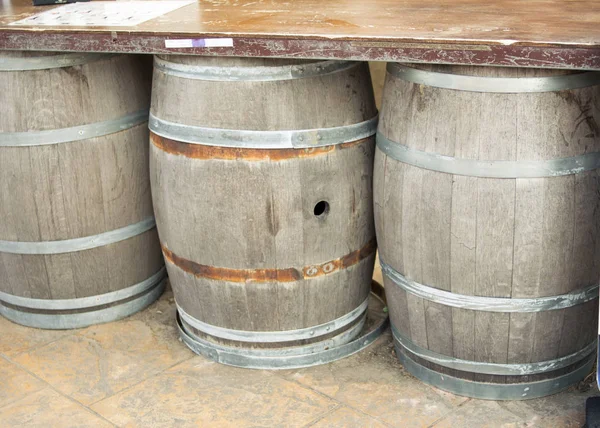 葡萄酒发酵 旧木桶和加工酒罐 — 图库照片