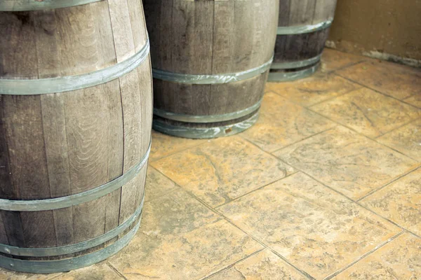 葡萄酒发酵 旧木桶和加工酒罐 — 图库照片