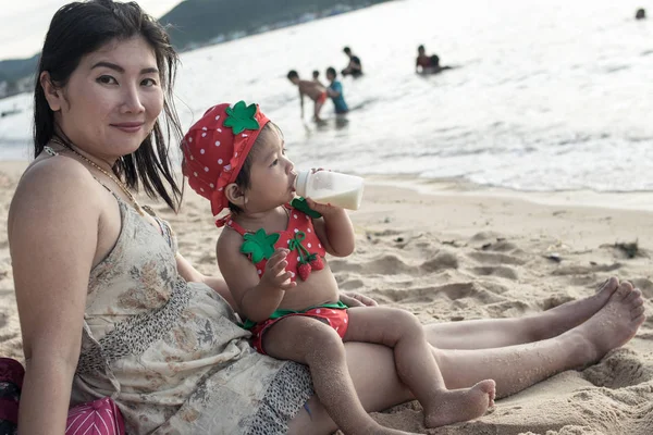 Retrato Jovem Mãe Com Seu Bebê Divertindo Praia — Fotografia de Stock