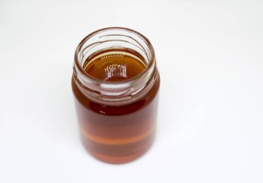 Beyaz arka plan üzerinde cam kavanoz bal arısı