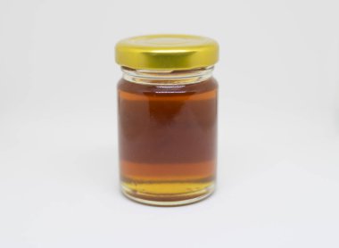 Beyaz arka plan üzerinde cam kavanoz bal arısı