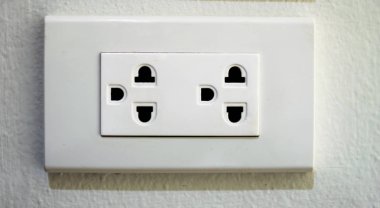 Beyaz arka plan üzerinde elektrik fişi soketi
