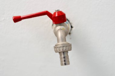 beyaz duvar musluk su