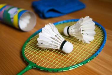 Shuttlecocks badminton Kortu, raket badmintons üzerinde kapatın