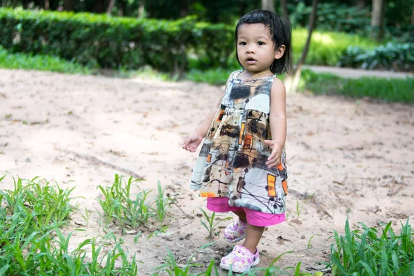 Asiático Bebé Chica Jugando Jardín — Foto de Stock