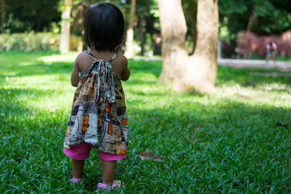 Bahçede Oynayan Kız Asya Bebek — Stok fotoğraf
