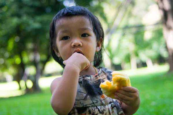 アジアの女の子は庭で遊んで — ストック写真