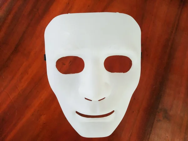 Die Weiße Maske Auf Hölzernem Hintergrund — Stockfoto