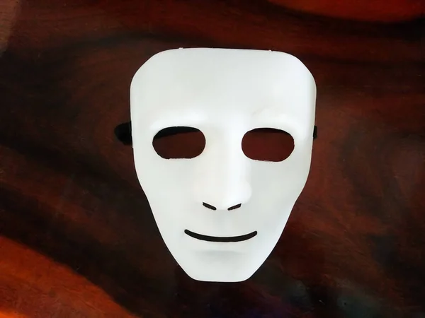 Máscara Blanca Sobre Fondo Madera — Foto de Stock