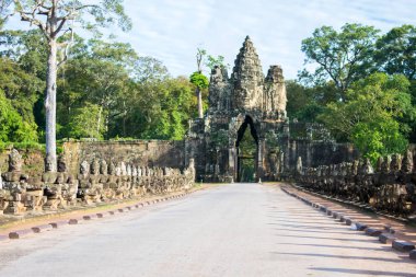 Köprü ve Güney kapısı Angkor Thom, Cambodia