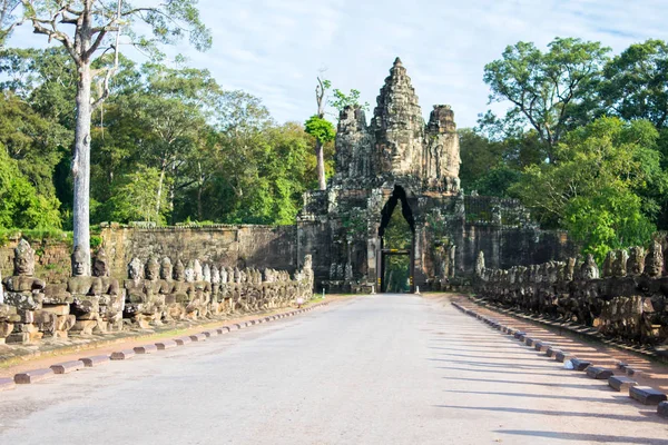 Köprü ve Güney kapısı Angkor Thom, Cambodia