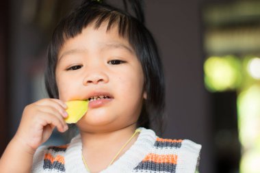 Mango yiyen kız kadar yakın