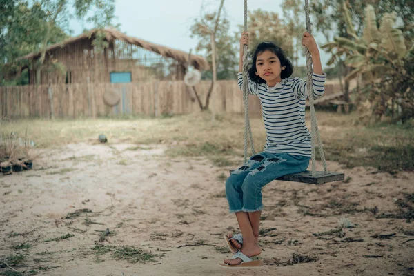 Niña Relajarse Columpio Madera — Foto de Stock