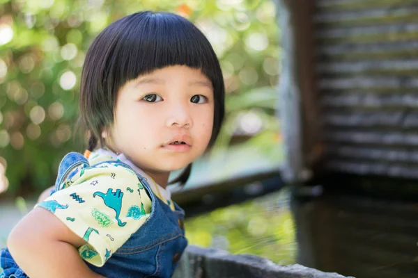 Азиатская Девочка Играет Детской Площадке — стоковое фото