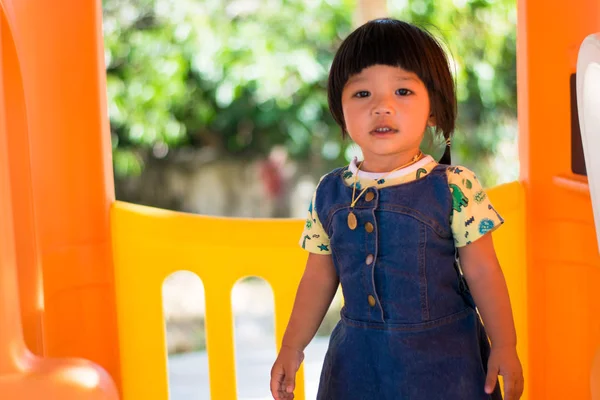 Asya Bebek Kız Oyun Alanında Oynamaktan — Stok fotoğraf