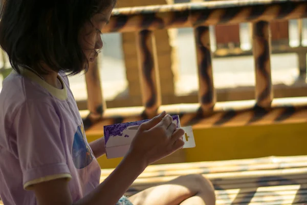 Cerrar Hasta Asiático Chica Pintura Caja — Foto de Stock