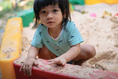 bir sanal oyuncaklarla oynayan sevimli mutlu çocuk