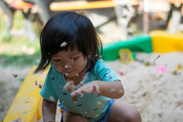 Criança Feliz Bonito Brincando Com Brinquedos Uma Caixa Areia — Fotografia de Stock
