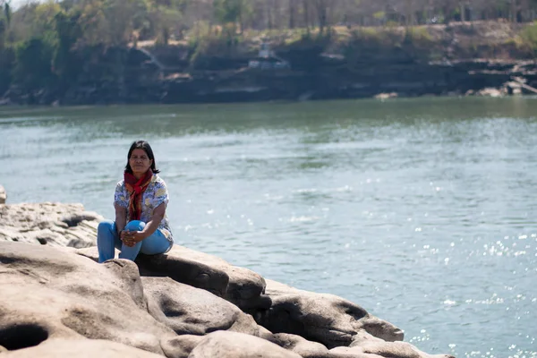 Asyalı Olgun Kadın Tek Başına Nehir Kenarında Oturmak — Stok fotoğraf