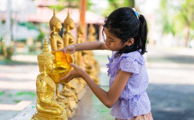 Su festivali. Tayland'da Songkran gün su festivalinde Tay tradional kostüm Buda Banyo giyen Asya kadın.