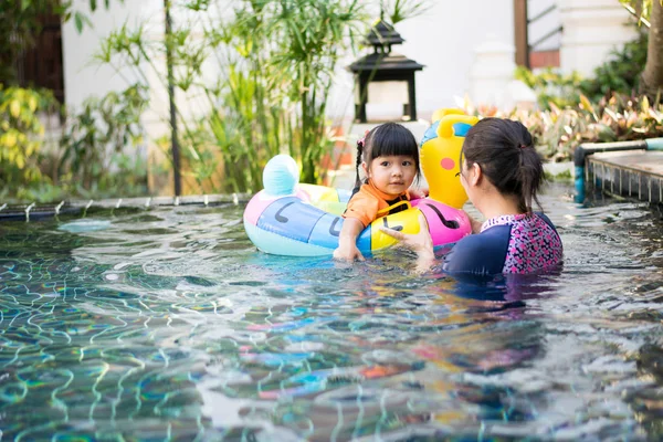 Yüzme Havuzunda Yüzen Anne Eğitim Kızı — Stok fotoğraf