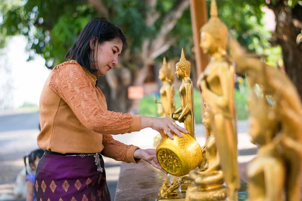 Vesifestivaali Aasia Nainen Yllään Thaimaan Tradionaalinen Puku Buddha Uiminen Songkran — kuvapankkivalokuva