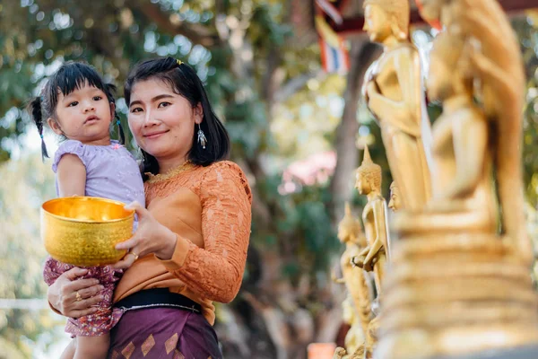 Festival Água Mulher Asiática Vestindo Traje Tradicional Tailandês Buda Banho — Fotografia de Stock