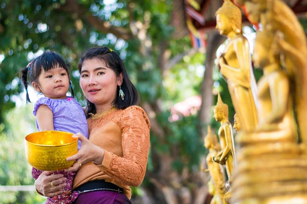 Festival Água Mulher Asiática Vestindo Traje Tradicional Tailandês Buda Banho — Fotografia de Stock