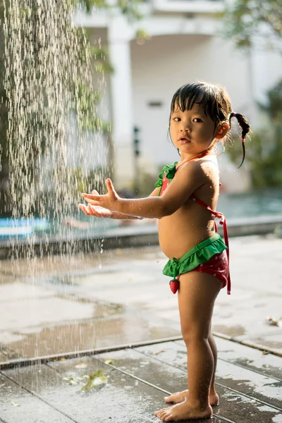 Yüzmek Için Duş Kafası Açık Küçük Kız — Stok fotoğraf