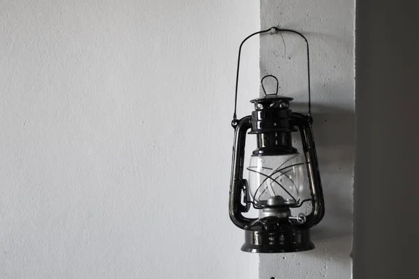 Vieille Lampe Rouillée Kérosène Sur Mur Blanc Noir Blanc — Photo