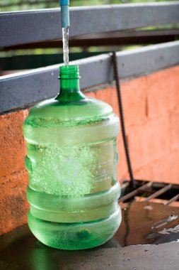 Plastik içme suyu tankı üzerinde su damlası