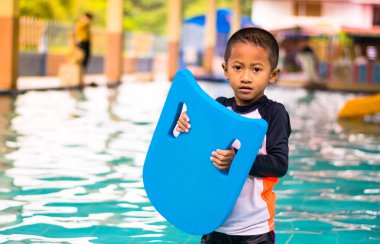 çocuk köpük ped ile yüzme öğrenme