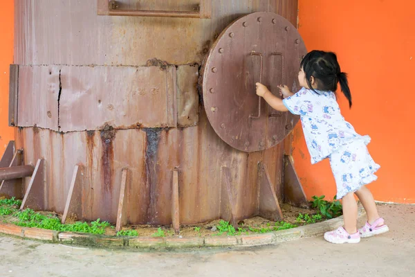 Pipeline Ferro Água Maneira Com Criança Menina — Fotografia de Stock