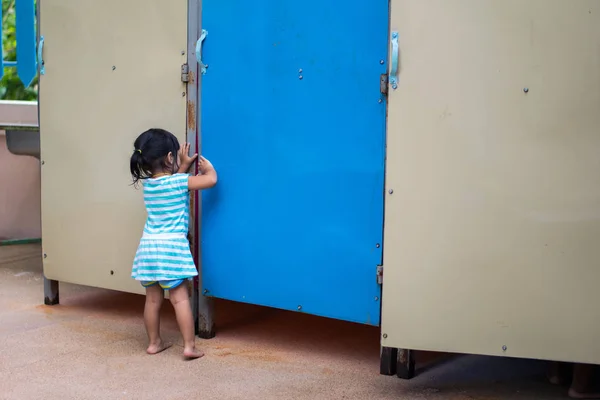 Niña Abierta Puerta Del Inodoro Temporal — Foto de Stock