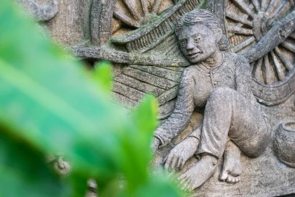 Жінка Низьким Рельєфом Цементне Тайське Мистецтво — стокове фото